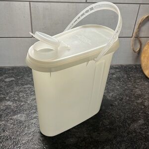 BEVERAGE BUDDY drink pitcher. 2qt. With handle.  Excellent condition. Slim